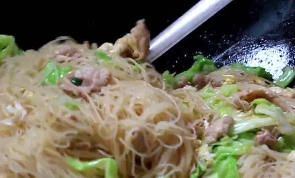 要把「米粉」炒的好吃不簡單!原來好吃的重要秘訣竟取決於「這一步驟」!一定要學會