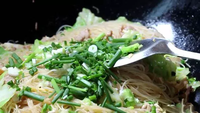 要把「米粉」炒的好吃不簡單!原來好吃的重要秘訣竟取決於「這一步驟」!一定要學會