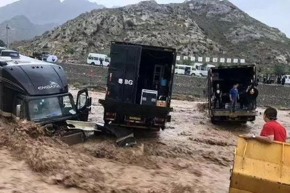 山洪突發!成龍拍戲遇險情,劇組車輛被捲入泥石流,替大哥捏把汗