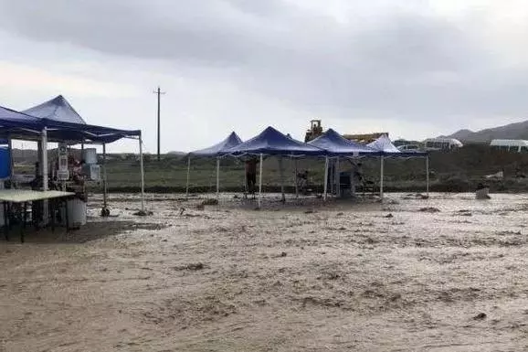 山洪突發!成龍拍戲遇險情,劇組車輛被捲入泥石流,替大哥捏把汗