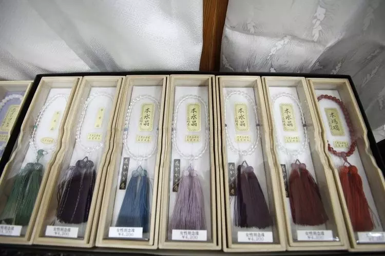 這些女人年入千萬,卻大都孤獨終老,只因為她們每天都在做這種服務,讓人震驚!太偉大了!