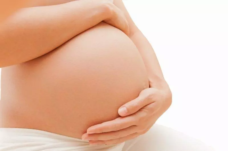孕婦超開心抱著剛出生的嬰兒,結果小孩「雙腿打開」竟看到......讓他們當場崩潰痛哭!