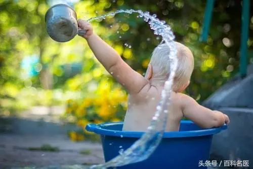 夏天洗澡用熱水還是用涼水?大多數都洗錯了!這些時候不能洗澡!