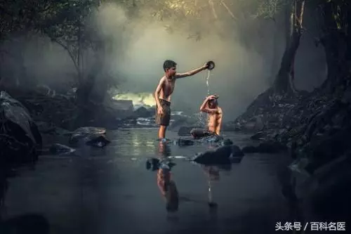 夏天洗澡用熱水還是用涼水?大多數都洗錯了!這些時候不能洗澡!