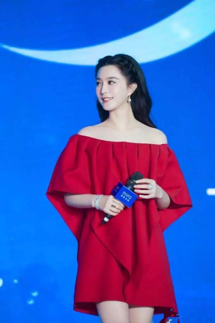 范冰冰豁出去了! 裙子短到遮不住重點, 網友: 李晨可真大方!