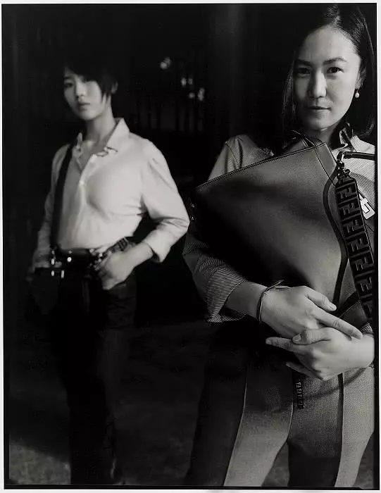 竇唯前妻罕有攜女拍攝廣告大片,48歲高原保養得宜身材不輸王菲!