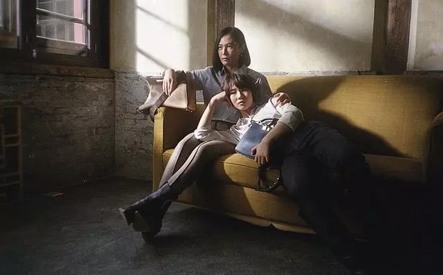 竇唯前妻罕有攜女拍攝廣告大片,48歲高原保養得宜身材不輸王菲!