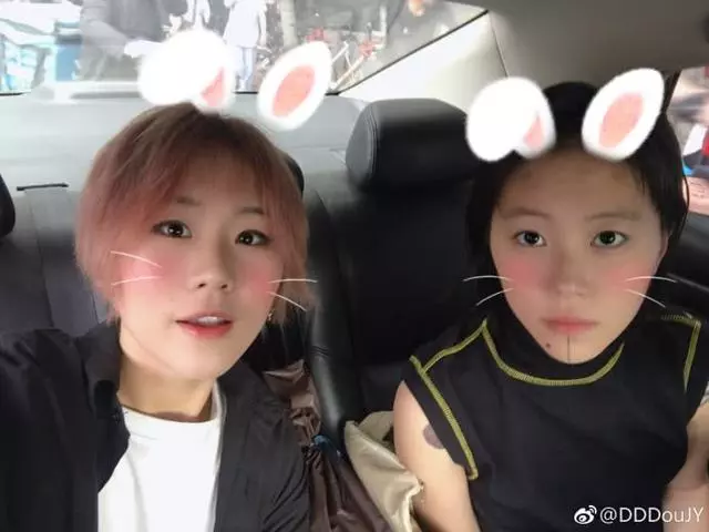 竇唯前妻罕有攜女拍攝廣告大片,48歲高原保養得宜身材不輸王菲!