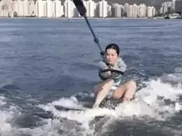 阿Sa最新自拍額頭疤痕明顯,卻因滑水破相遭到網友吐槽!