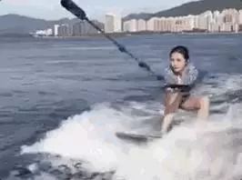 阿Sa最新自拍額頭疤痕明顯,卻因滑水破相遭到網友吐槽!