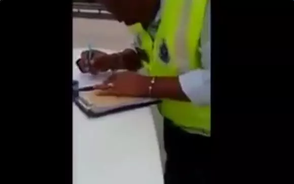 大馬駕駛人注意!停在路邊講電話也會中【三萬】?!看你以後還敢嗎?