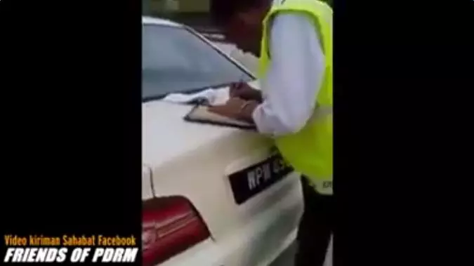 大馬駕駛人注意!停在路邊講電話也會中【三萬】?!看你以後還敢嗎?
