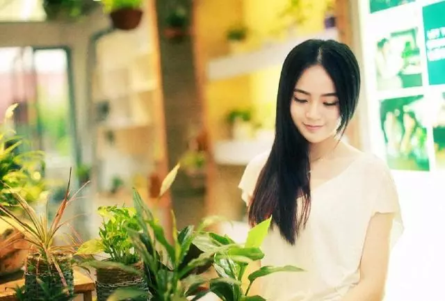 丈夫每月給妻子寄五千,年終回家,拿卡查餘額後,他忍不住落淚