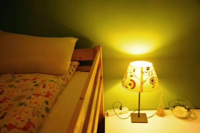 男子下班後急忙回家,推開門看到一雙鞋子,他抱住妻子痛哭