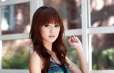 婆婆住院,我找哥哥借錢,他只給我箱餅乾,打開後我紅了眼眶