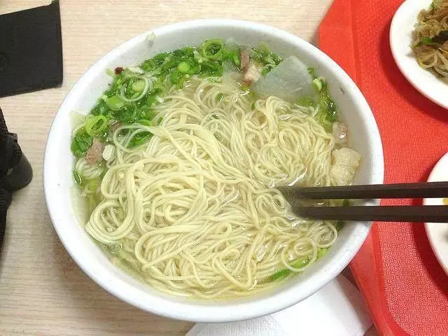 麵館每天給母親一碗面,這天麵館沒開門,母親做出驚人舉動全傻了