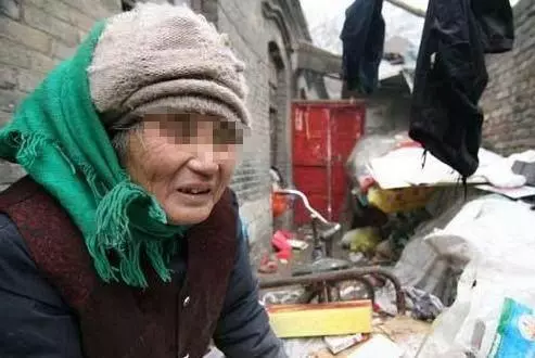 麵館每天給母親一碗面,這天麵館沒開門,母親做出驚人舉動全傻了