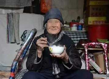 父親照顧孤寡老人10年,老人臨終前送給父親一塊石頭,父親傻了