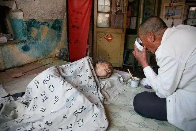 父親照顧孤寡老人10年,老人臨終前送給父親一塊石頭,父親傻了