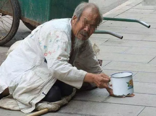 男子拿一沓鈔票羞辱乞丐,突然來了一輛豪車,男子丟了工作,傻了