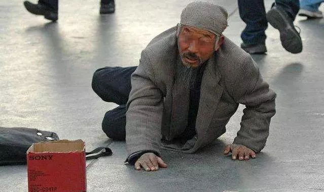 男子拿一沓鈔票羞辱乞丐,突然來了一輛豪車,男子丟了工作,傻了