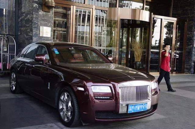 男子拿一沓鈔票羞辱乞丐,突然來了一輛豪車,男子丟了工作,傻了