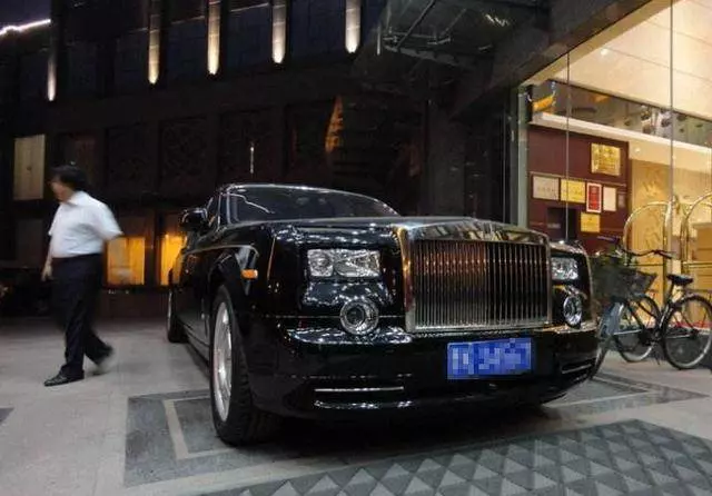男子拿一沓鈔票羞辱乞丐,突然來了一輛豪車,男子丟了工作,傻了