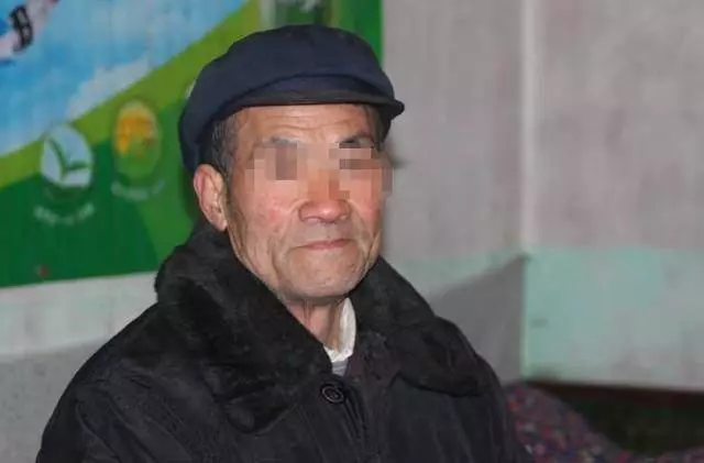 女兒將父親趕出家門只給一件棉襖,住在豬圈父親發現真相感謝女兒
