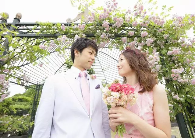小舅子準備結婚,岳母突然生病,我幫忙出八萬彩禮,三年後哭了