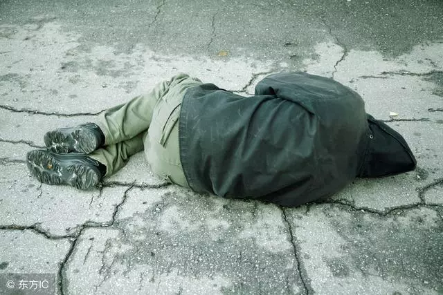 乞丐躺在店門口不走,老闆娘視而不見,半月後驚喜來了
