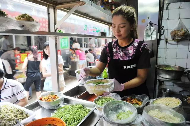乞丐躺在店門口不走,老闆娘視而不見,半月後驚喜來了