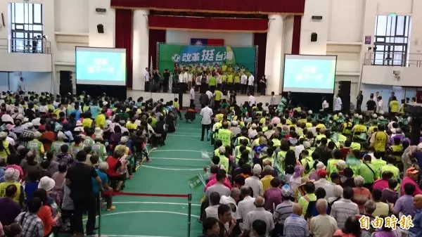 小英台南授旗 呼籲放下恩怨、團結大勝利