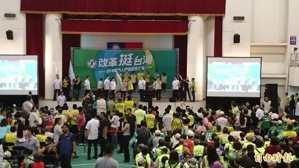 小英台南授旗 呼籲放下恩怨、團結大勝利