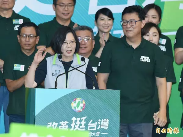 小英台南授旗 呼籲放下恩怨、團結大勝利