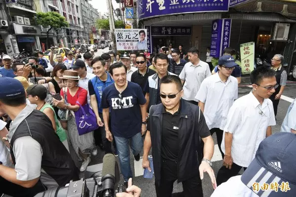 馬英九陪朱家軍掃街 警化身人肉腳架超辛苦!