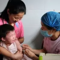 馬英九陪朱家軍掃街 警化身人肉腳架超辛苦!