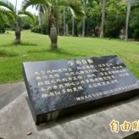 馬英九陪朱家軍掃街 警化身人肉腳架超辛苦!