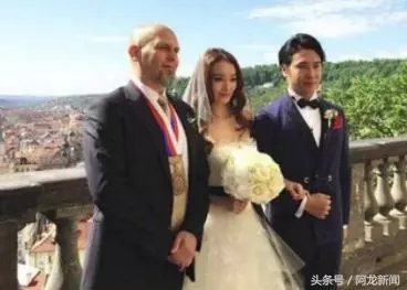 歐弟女兒僅3歲眼睛大的出奇,網友:這小孩兒貼雙眼皮貼了嗎?
