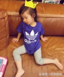 歐弟女兒僅3歲眼睛大的出奇,網友:這小孩兒貼雙眼皮貼了嗎?