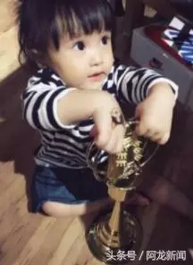 歐弟女兒僅3歲眼睛大的出奇,網友:這小孩兒貼雙眼皮貼了嗎?