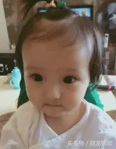 歐弟女兒僅3歲眼睛大的出奇,網友:這小孩兒貼雙眼皮貼了嗎?