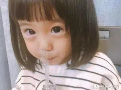 歐弟女兒僅3歲眼睛大的出奇,網友:這小孩兒貼雙眼皮貼了嗎?
