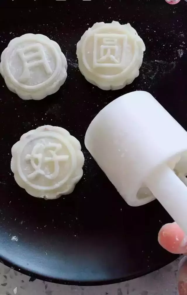 還不會自製月餅你就out啦~自己在家也可以做出超好吃【蒸月餅】哦!