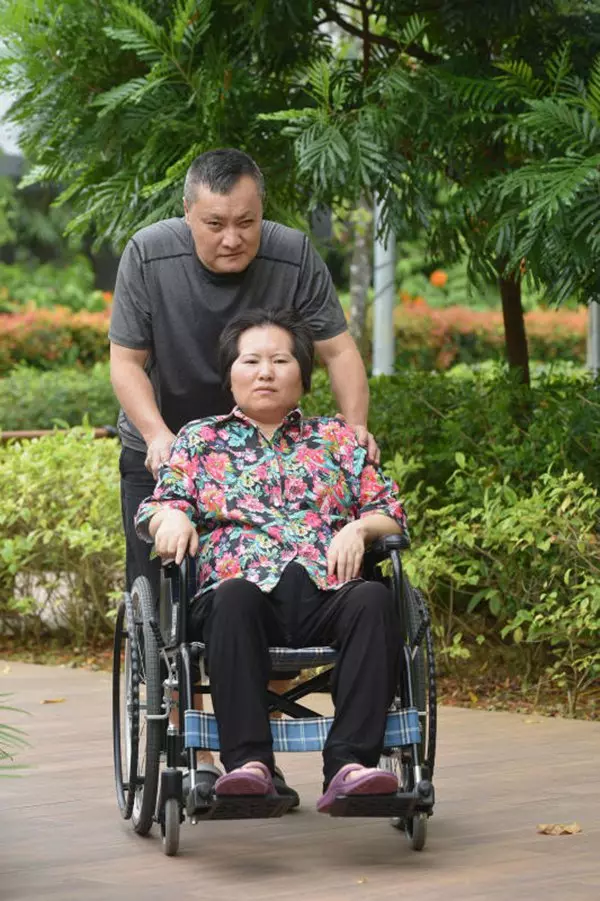 車禍重傷不認得他 夫病榻伴愛妻 不離不棄
