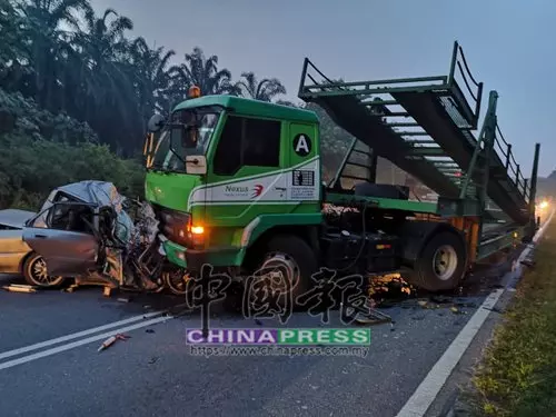 [ 大馬 ] 駛入反方向車道撞羅厘 華青活活夾斃車內