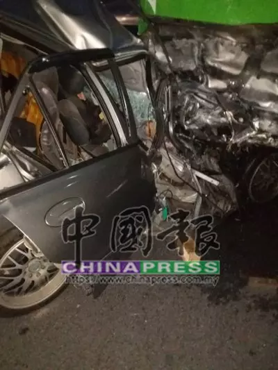 [ 大馬 ] 駛入反方向車道撞羅厘 華青活活夾斃車內
