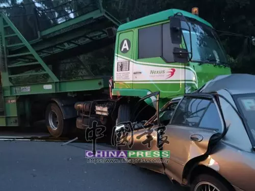 [ 大馬 ] 駛入反方向車道撞羅厘 華青活活夾斃車內