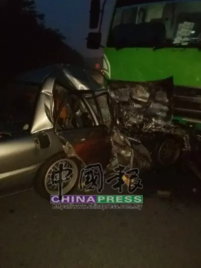 [ 大馬 ] 駛入反方向車道撞羅厘 華青活活夾斃車內