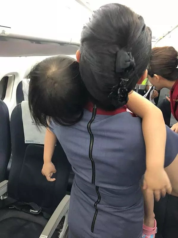 母親獨帶兩幼兒搭機 空姐代抱4歲女獲激賞