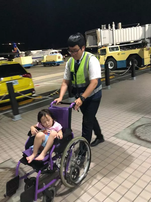 母親獨帶兩幼兒搭機 空姐代抱4歲女獲激賞